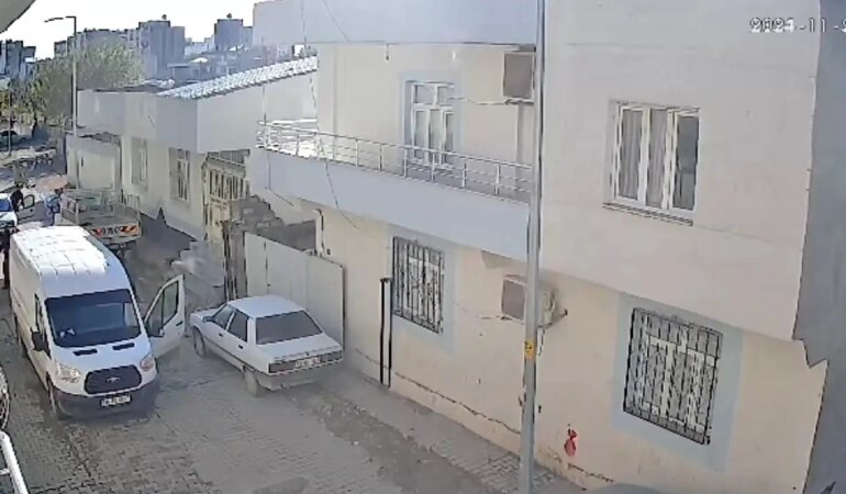 Yolun Karşısına Geçmeye Çalışan Çocuk Minibüsün Altında Ezilerek Can Verdi! O Anlar Kamerada