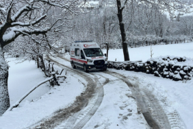 elazigda-mahsur-kalan-hasta-yol-acilarak-hastaneye-yetistirildi-snkl.jpg