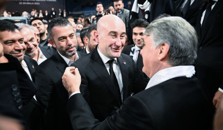 Hüseyin Yücel, Serdal Adalı'yı tebrik ederek salondan ayrıldı