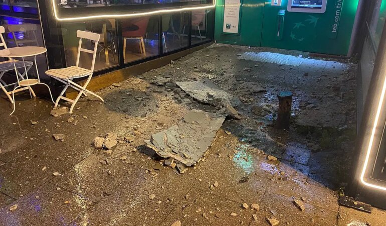İstanbul Çürüyor: 5 Katlı Binanın Çatısı Çöktü