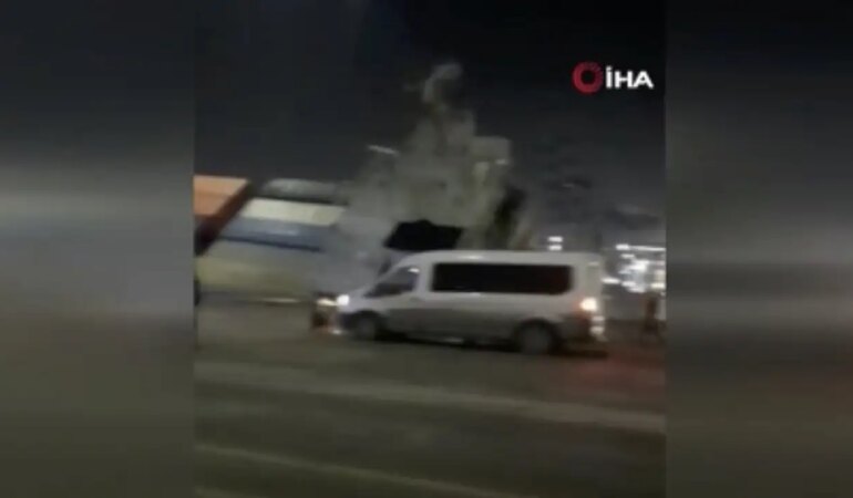 İstanbul'da Gemi Devrildi! Konteynerler Denize Döküldü