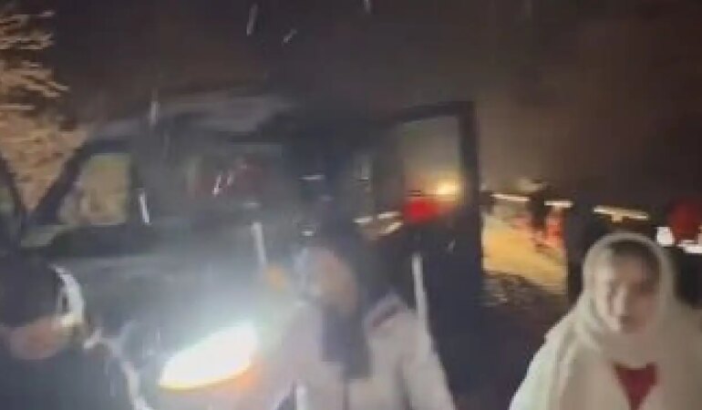 Kar Yağışı Trafiği Durdurdu, Horonu Durduramadı