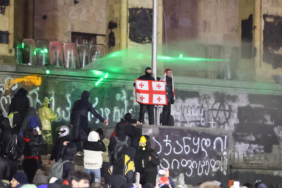 komsuda-sular-durulmuyor-hukumetin-ab-karari-sonrasinda-sokaklar-karisti-johy.jpg