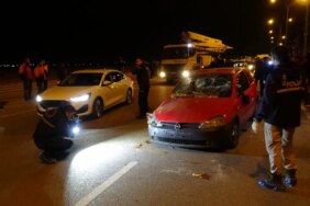 Motosiklet Sürücüsü Kazada Öldü, Yakınları Çarpan Otomobili Parke Taşıyla Parçaladı