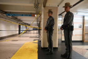 new-york-metrosunda-bir-dehset-daha-diri-diri-atese-verildi-oxef.jpg