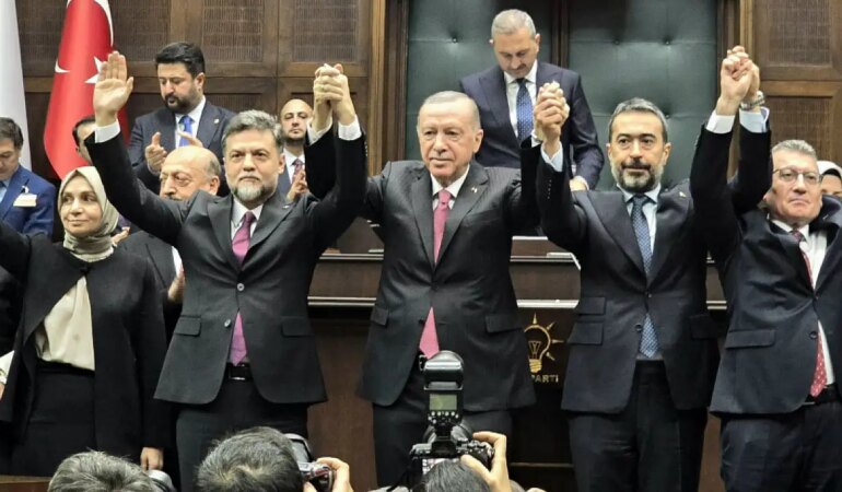 Rozeti Takan Nedim Yamalı, Ahmet Davutoğlu'nun Geleceğini de Belirledi!