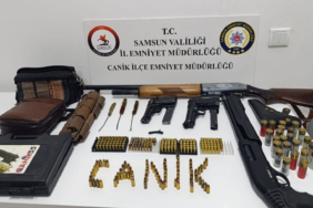 samsunda-bir-evde-cok-sayida-silah-ve-muhimmat-ele-gecirildi-3sup.jpg