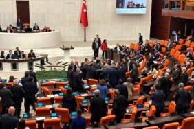 son-dakika-mecliste-butce-gorusmelerinde-tansiyon-yukseldi-kavga-cikti-yk2x.jpg