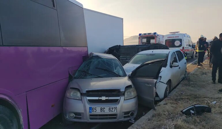 Van'da İki Ayrı Zincirleme Kaza! Yaralılar Var