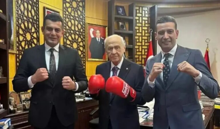 Bahçeli, Boks Eldiveniyle Poz Verdi