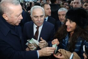 Cumhurbaşkanı Erdoğan, Sultanahmet Meydanı’nda vatandaşlara kandil simidi ikramında bulundu