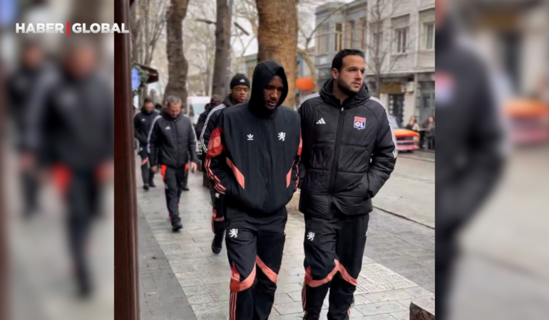 Fenerbahçe maçı öncesi Olimpik Lyonlu futbolculardan Kuzguncuk’ta yürüyüş