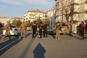 Husumetli gruplar arasında karakol çıkışında silahlı kavga