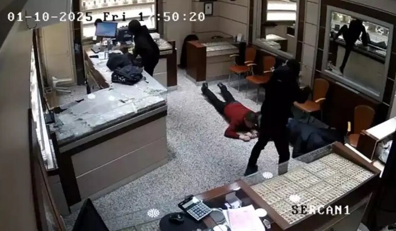Kuyumcu soygunu kamerada: 20 kilo altınla kaçtılar
