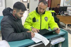 motosiklet-uzerinde-akrobatik-hareketler-yapan-surucunun-ehliyetine-el-konuldu-np6f.jpg