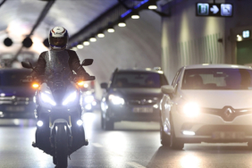 o-ilcede-trafige-kapali-alanlari-kullanan-motosikletliler-yandi-yhcb.jpg