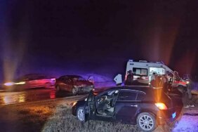 Otomobiller kafa kafaya çarpıştı