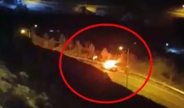 Seyir halindeki hafif ticari araç alev topuna döndü