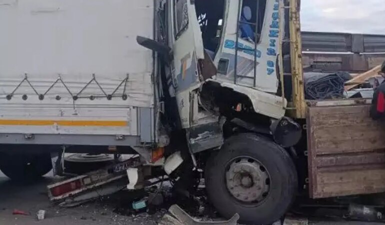 Yolcu otobüsünün park halindeki kamyona çarptığı kazada can pazarı