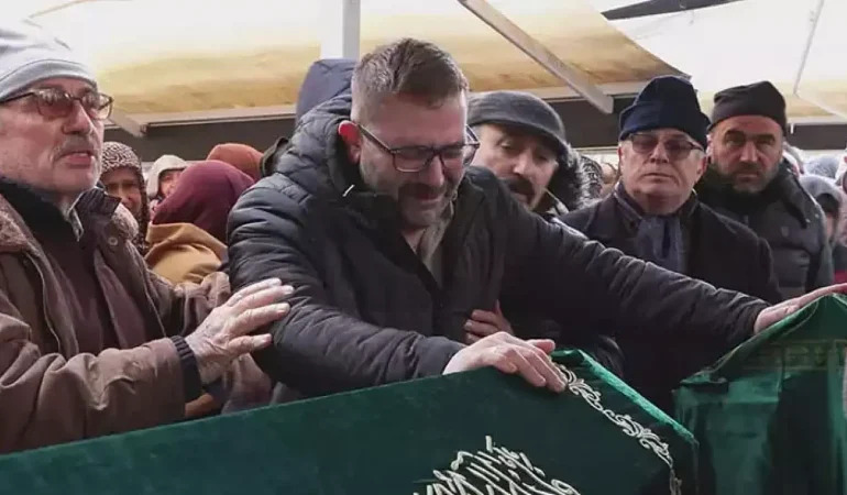 Annelerinin Bileklerini Keserek Öldürdüğü 2 Çocuk Toprağa Verildi