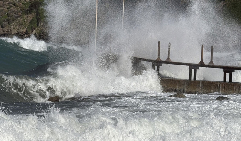 Bodrum’da fırtına etkili oldu, feribot seferleri iptal oldu