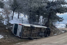 boluda-hindistanli-iscileri-tasiyan-minibus-devrildi-22-yarali-tgdd.jpg
