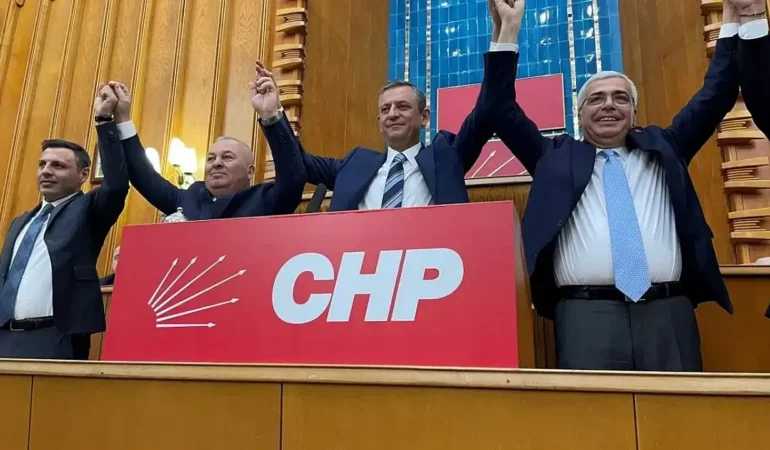 CHP grup toplantısında Enginyurt ile Uzun CHP’ye katıldı
