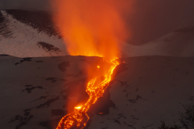 etna-yanardagi-harekete-gecti-kul-ve-lav-puskurtuyor-j6lg.jpg