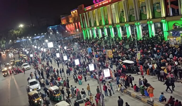 Hindistan’da Tren İstasyonunda İzdiham 18 Ölü