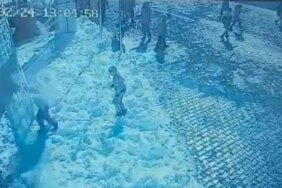İlkokul öğrencisinin başına buz kütlesi düştü! O anlar kamerada
