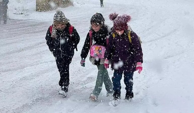 İstanbul’da Eğitime Kar Engeli! İl Genelinde Okullar Tatil Edildi