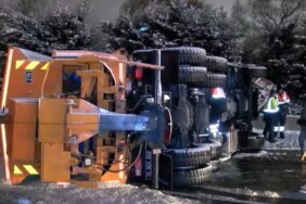 İstanbul'da Kar Gece Boyu Yağdı! Kar Küreme Aracı Devrildi
