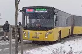 istanbulda-kar-yagisi-iett-otobusu-yolda-kaldi-jjtf.jpg