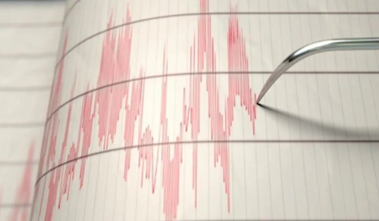 İzmir’de 4 büyüklüğünde deprem