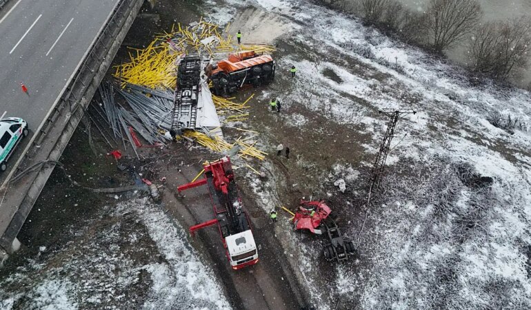 Kar Küreme Aracı Köprüden Uçtu: 2 Ölü