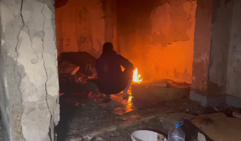 Metruk binada ateş yakıp ”burası benim evim” dedi