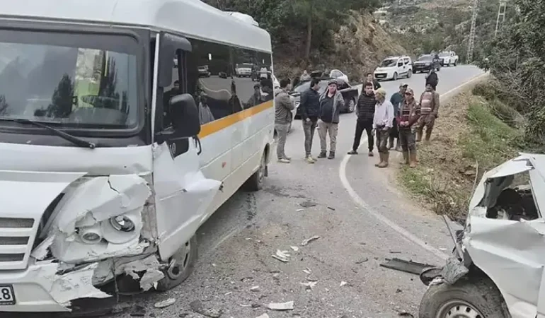 Öğrenci servisiyle kamyonet çarpıştı; 20 öğrenci yaralandı