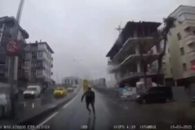 Otobüse yetişmek isteyen kişinin ilginç yöntemi kamerada