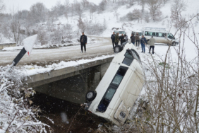 samsunda-cenazeye-giden-minibus-devrildi-15-yarali-zicg.jpg