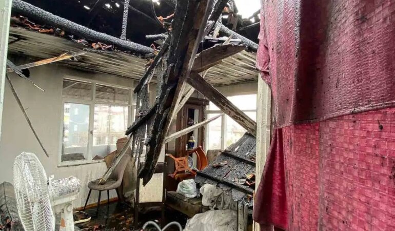 Sobadan çıkan yangın evi küle çevirdi