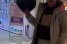 Akıllı süpürgeyi Teknosa mağazası önünde parçaladı