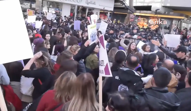 Ankara Kadın Platformu’nun 8 Mart yürüyüşüne polis engel oldu, arbede yaşandı