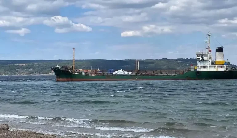 Çanakkale Boğazı'nda sürüklenen tanker karaya oturdu