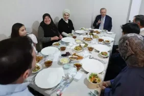 Cumhurbaşkanı Erdoğan ile eşi Emine Erdoğan, vatandaşın evinde iftar yaptı