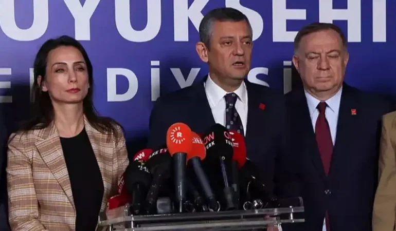 DEM Parti Heyeti, Saraçhane’deki İBB binasında Özgür Özel ile bir araya geldi