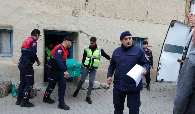 Eşini ve aralarında ilişki olduğunu iddia ettiği şahsı öldürdü