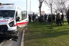 Hamile kadını taşıyan ambulans ile hafif ticari araç çarpıştı