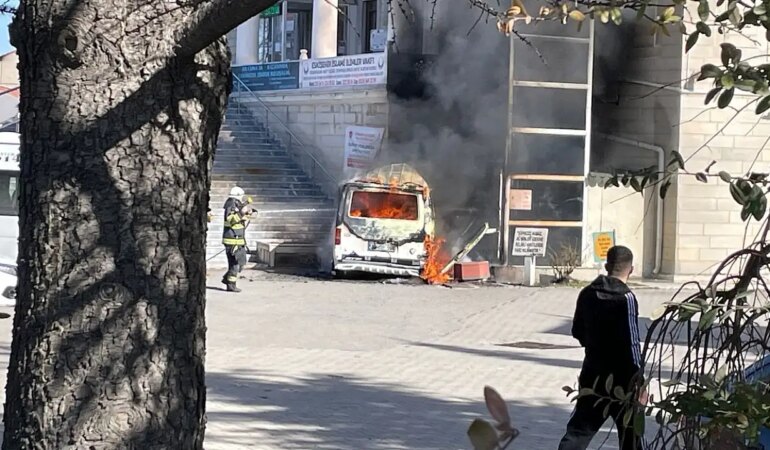 İçerisinde çocukların bulunduğu araç cayır cayır yandı