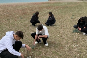 izmirde-liseliler-kum-zambaklari-icin-seferber-oldu-rxkx.jpg