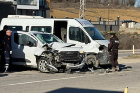 kastamonuda-minibus-ile-hafif-ticari-arac-carpisti-4-yarali-xajd.jpg
